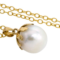 Pearl pendant and chain in 14 carat gold