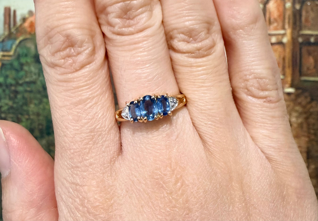 Three stone sapphire ring in 14 carat gold