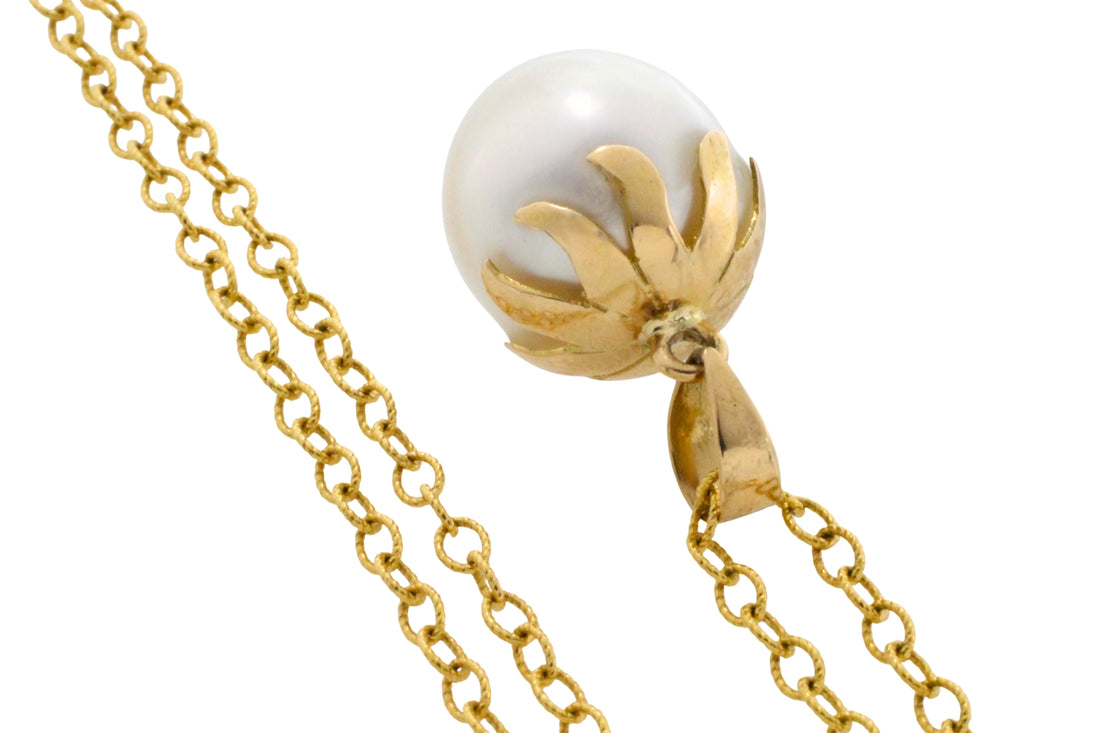 Pearl pendant and chain in 14 carat gold