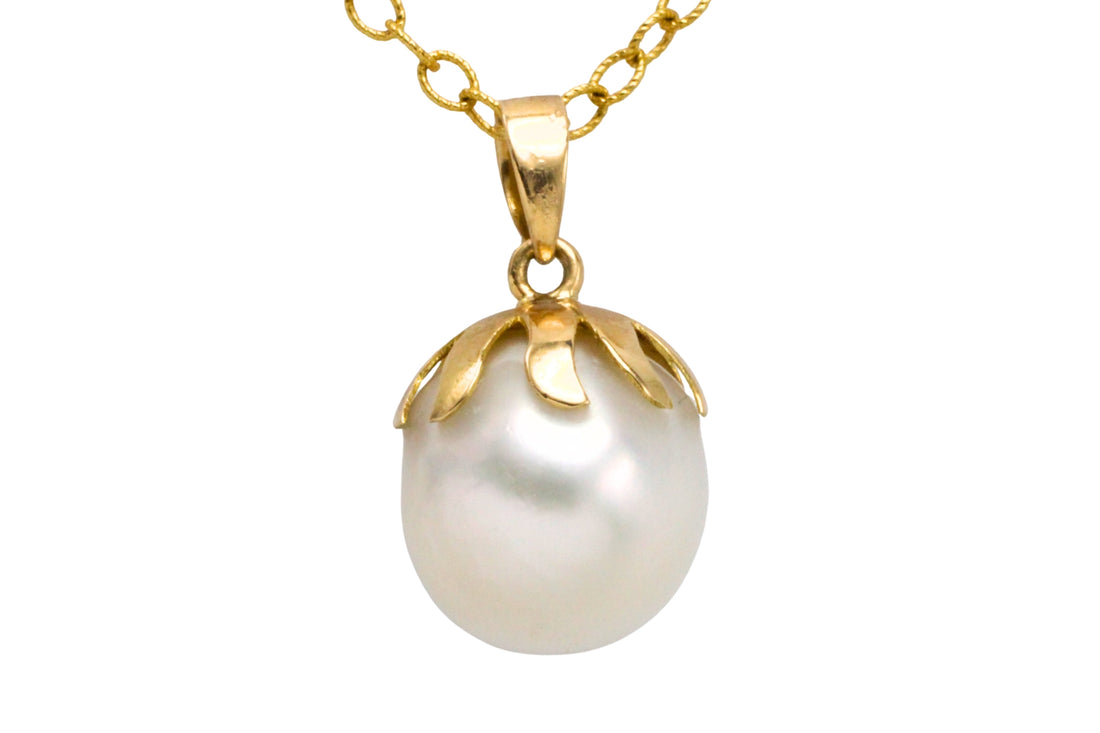Pearl pendant and chain in 14 carat gold