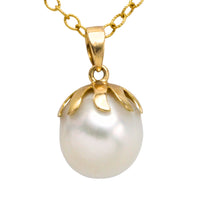Pearl pendant and chain in 14 carat gold
