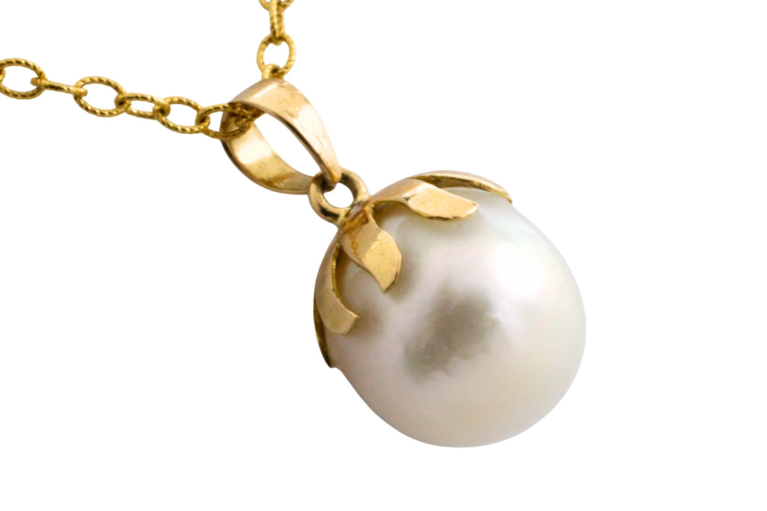 Pearl pendant and chain in 14 carat gold