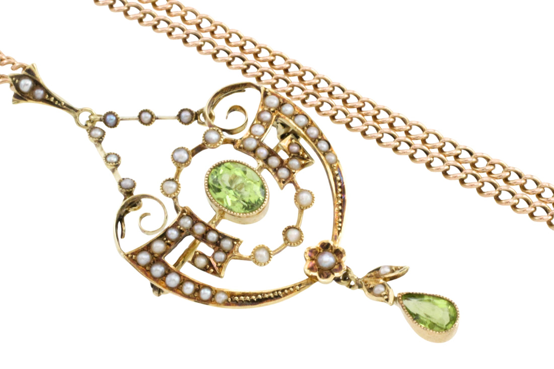 Peridot and pearl pendant and chain