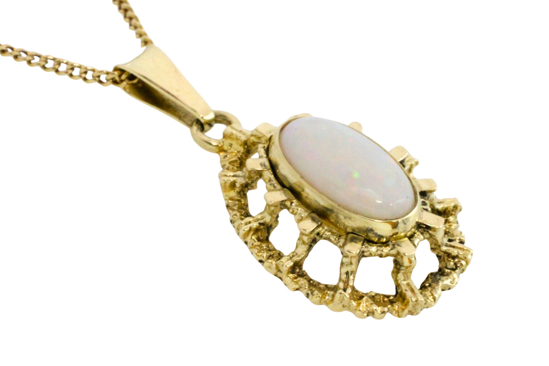 Cabochon opal pendant in 14 carat gold