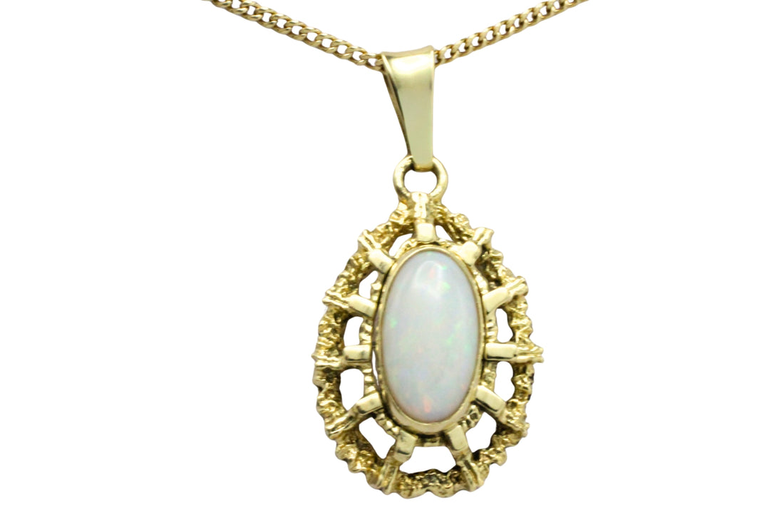 Cabochon opal pendant in 14 carat gold