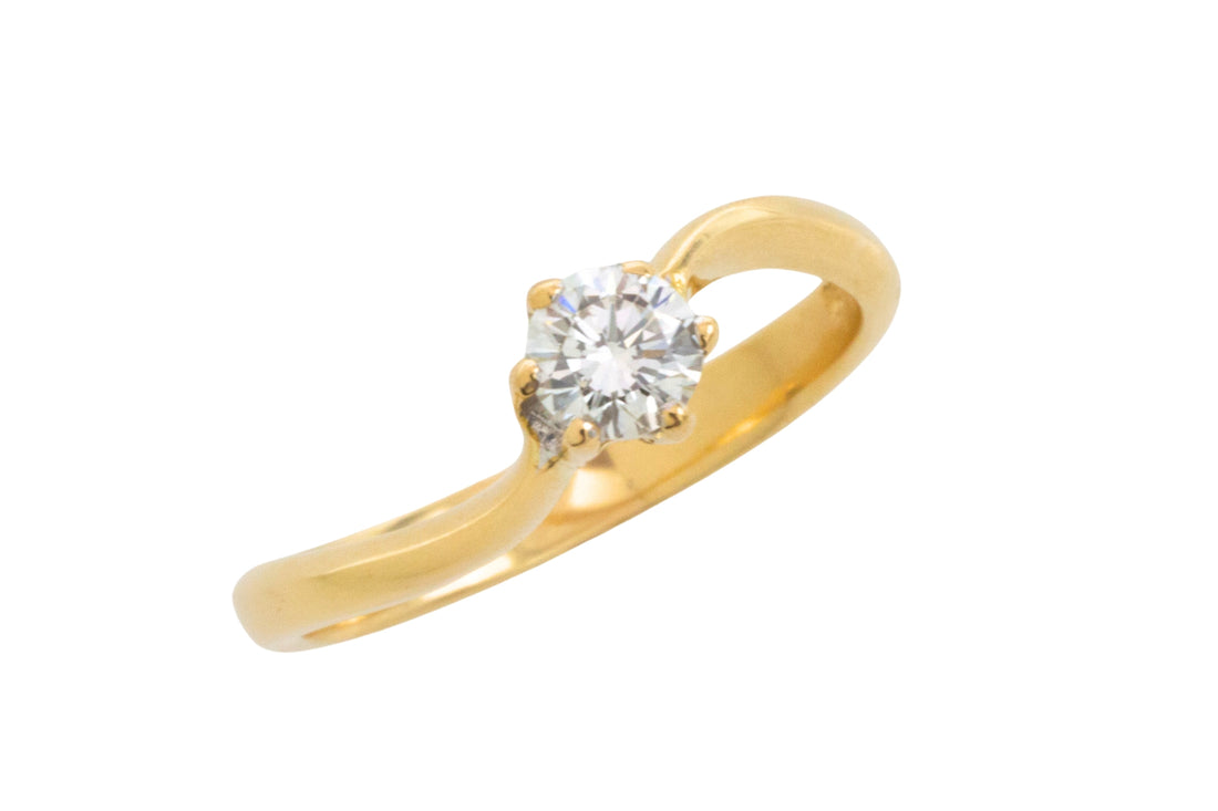 Vintage diamond solitaire ring in 18 carat gold