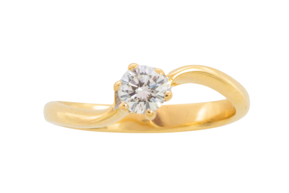 Vintage diamond solitaire ring in 18 carat gold