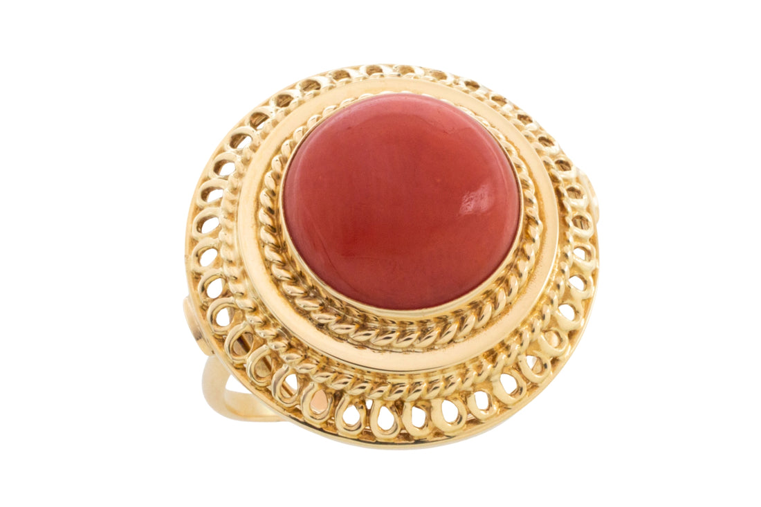 Vintage cabochon ring in 14 carat gold