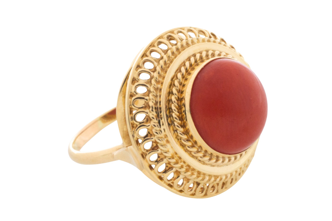 Vintage cabochon ring in 14 carat gold