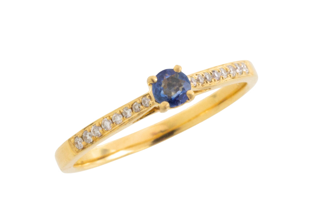 Sapphire and diamond ring in 14 carat gold