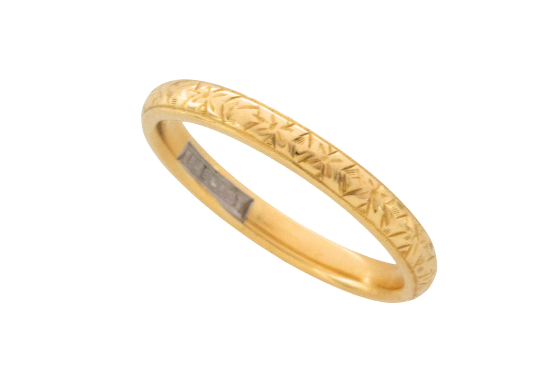 Vintage 18 carat gold band with motif