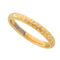 Vintage 18 carat gold band with motif