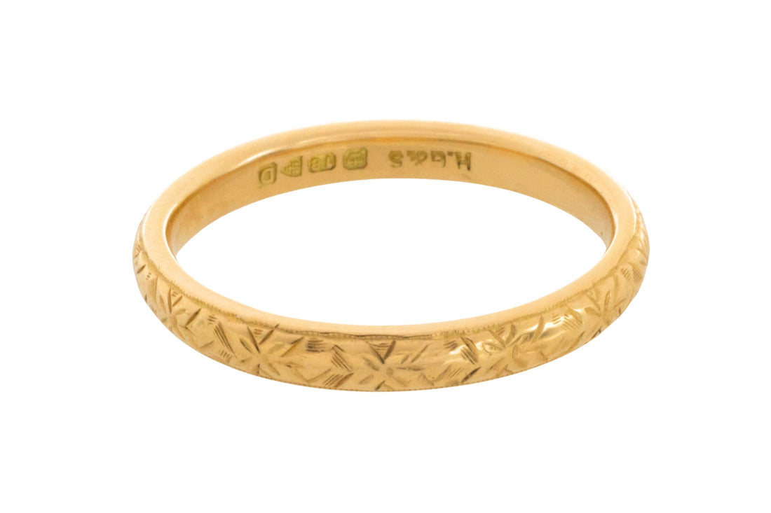 Vintage 18 carat gold band with motif