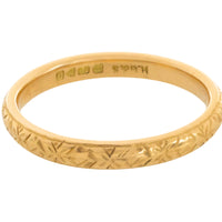 Vintage 18 carat gold band with motif