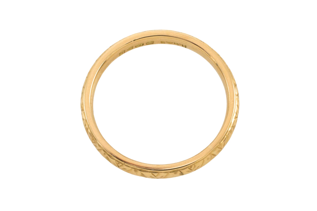 Vintage 18 carat gold band with motif
