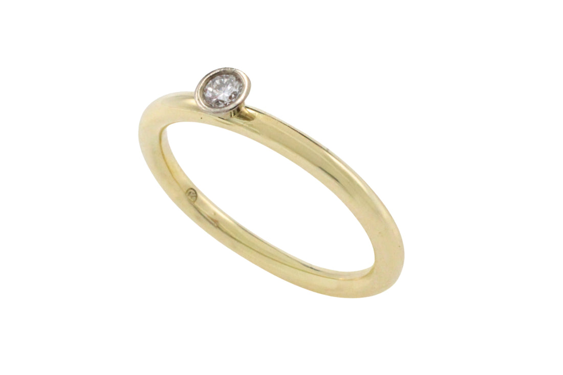 Diamond solitaire ring in 14 carat gold