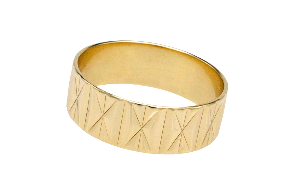 14 carat gold band with motif
