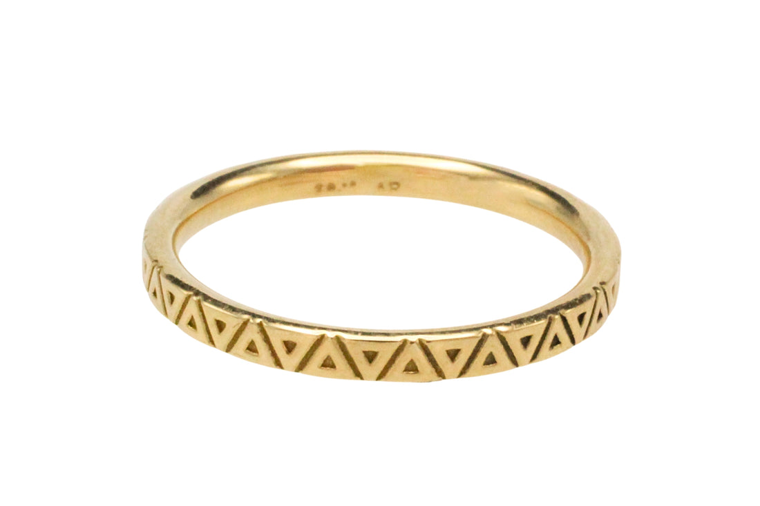 18 carat gold band with motif