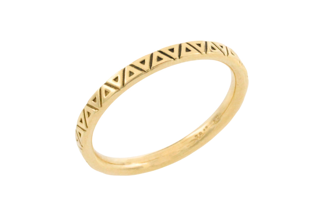 18 carat gold band with motif