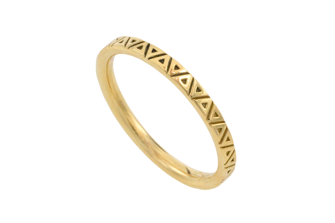 18 carat gold band with motif