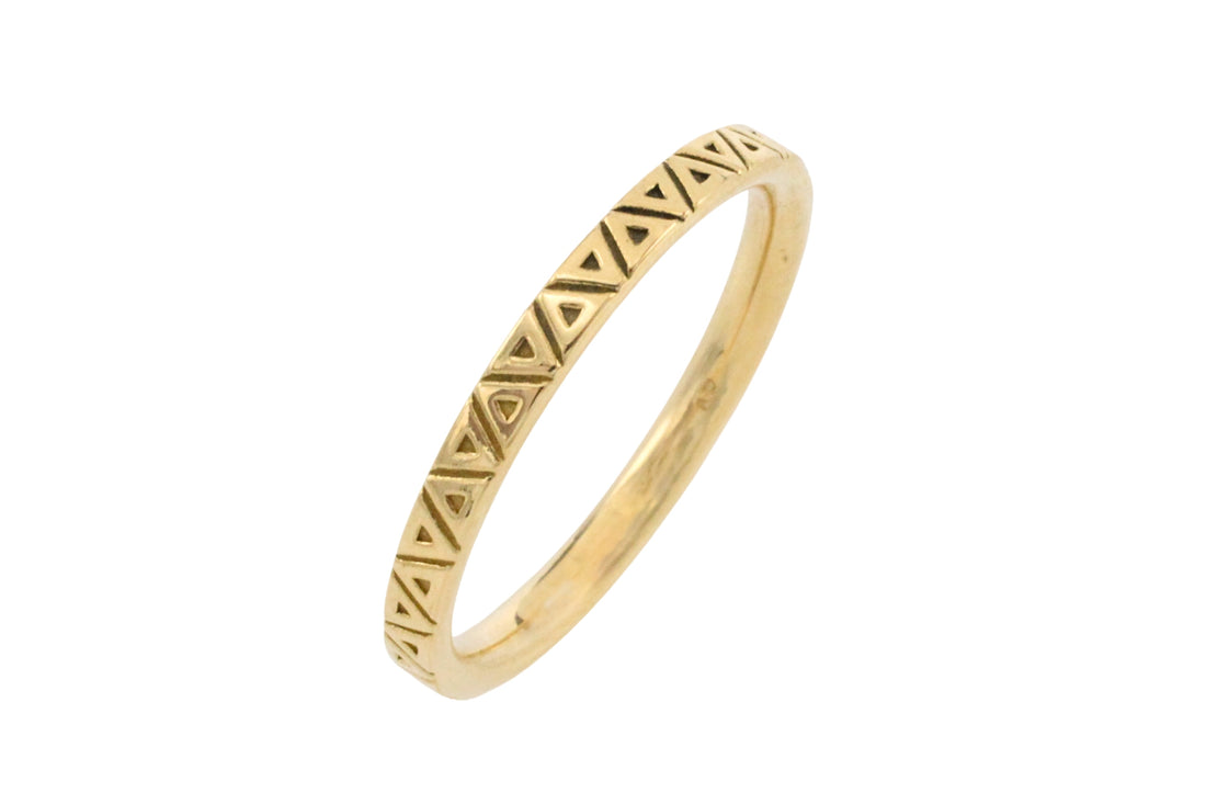 18 carat gold band with motif