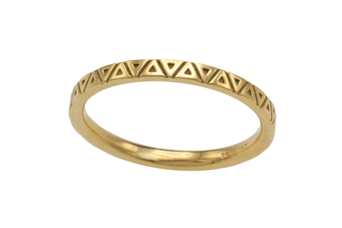 18 carat gold band with motif
