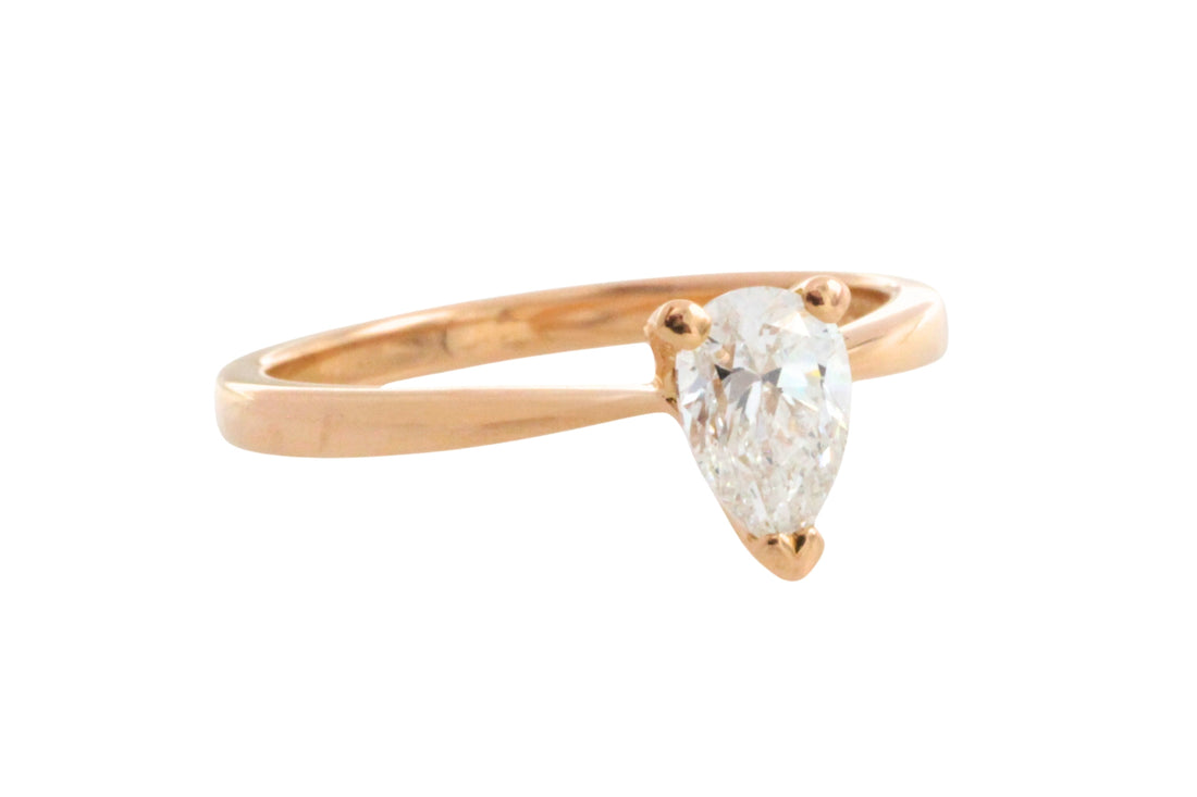 Pear cut diamond solitaire ring in 18 carat gold