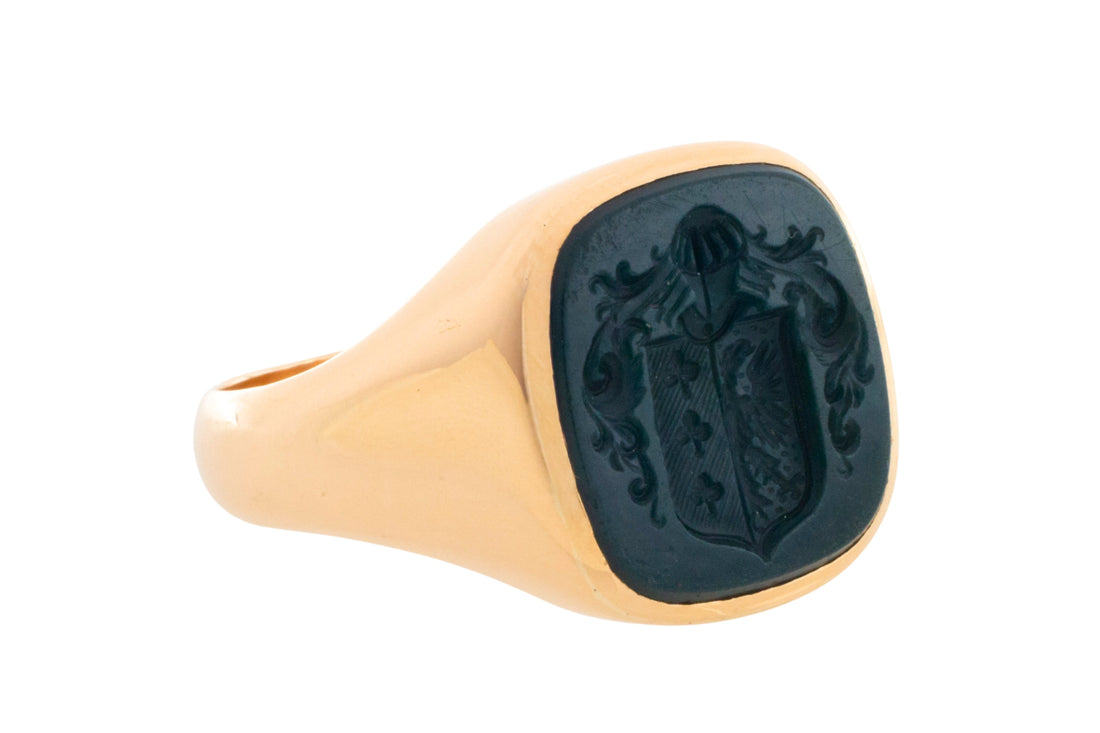 Vintage 18 carat gold signet ring with jasper intaglio