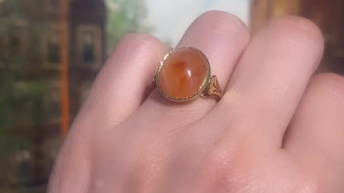 Cabochon carnelian ring in 18 carat gold