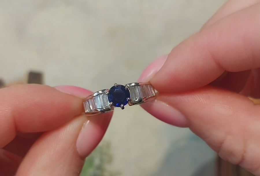 Witgouden ring met saffier en diamanten