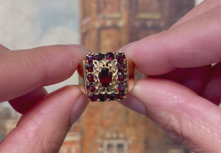 Vintage 14 carat gold ring with garnets