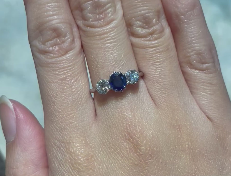Saffier en diamanten ring in witgoud en platina