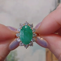 Een 18 karaat gouden diamanten en jade clusterring
