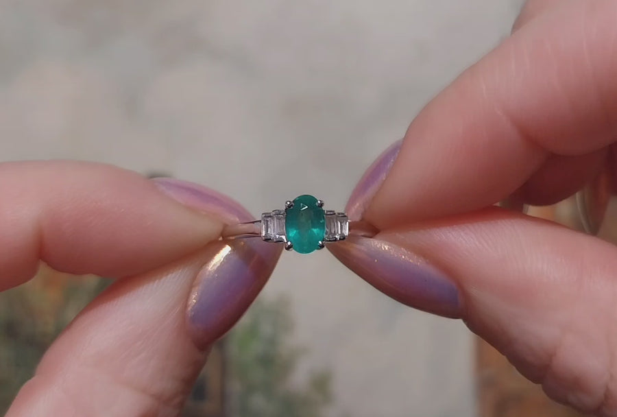 Emerald and diamond ring in white gold