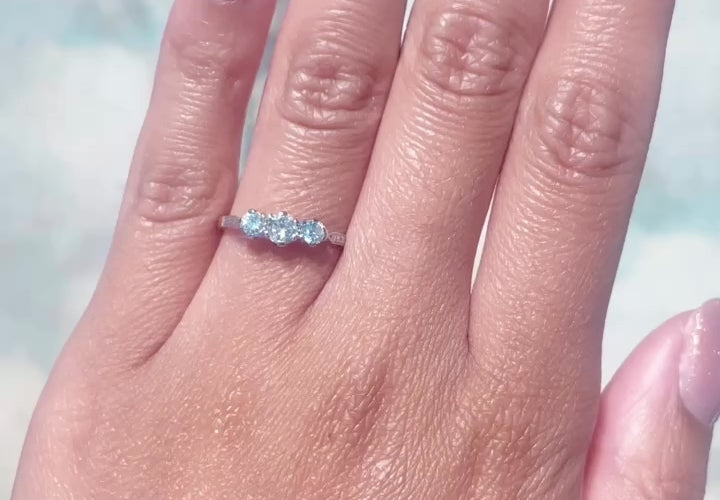 Vintage drie stenen diamanten ring