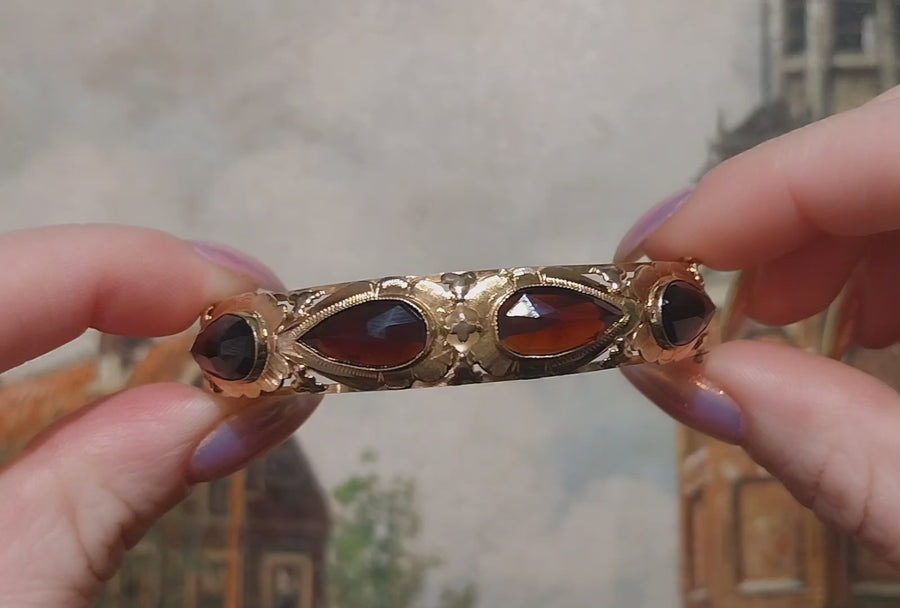 Vintage garnet bracelet in 14 carat gold