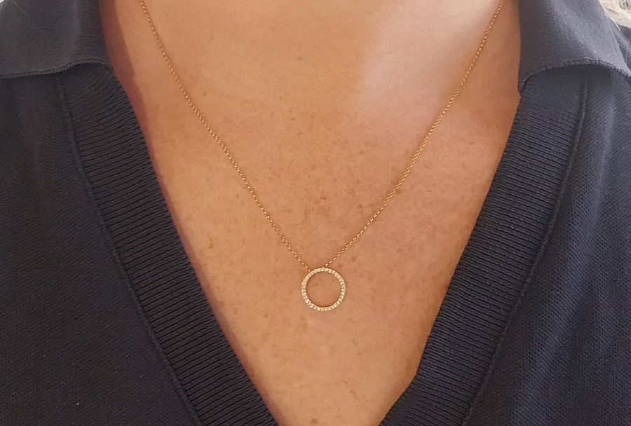Circular diamond pendant and chain
