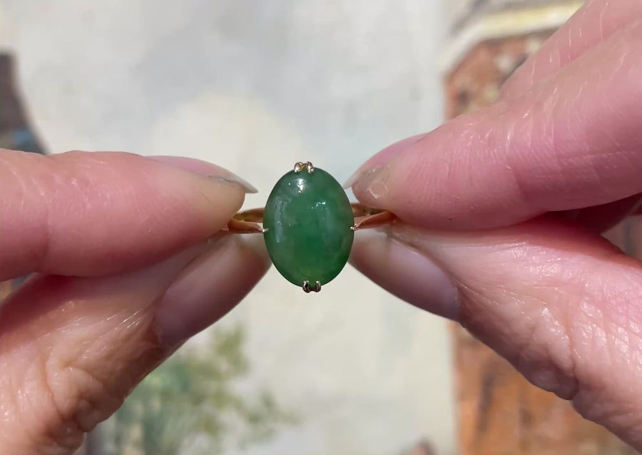 Cabochon jade ring in 14 carat gold
