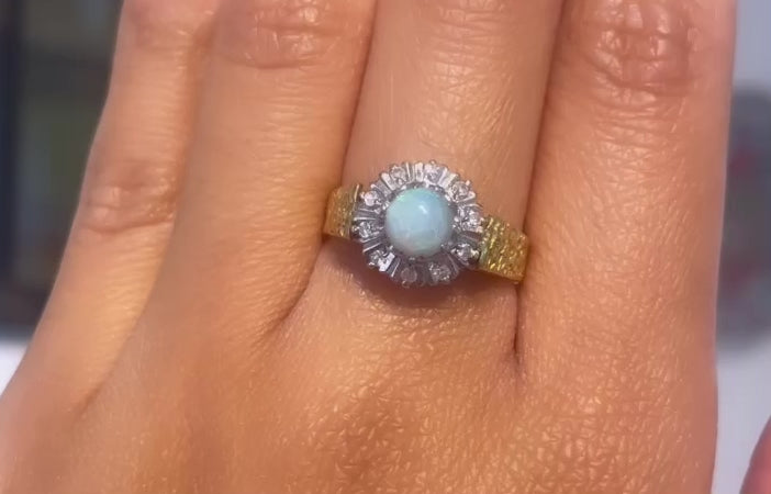 ​Opaal en diamanten ring in 18 karaat goud