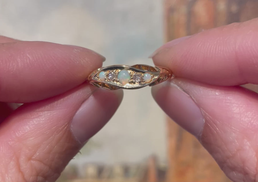 Antieke ring met opaal en diamant uit 1919