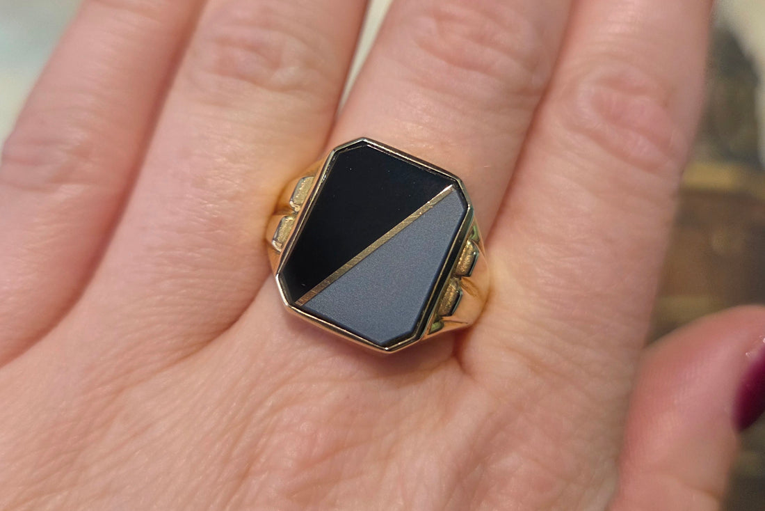 Onyx and agate signet ring in 14 carat gold